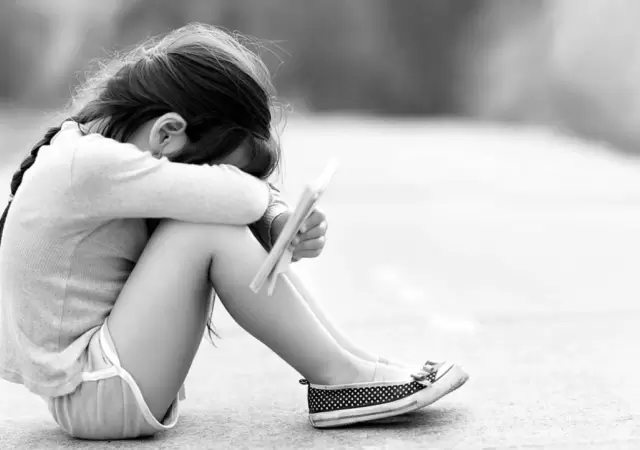 Ni�a triste