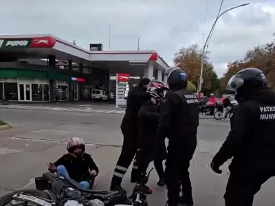 �Tackle policial! El momento en que un agente se arroja sobre una moto en fuga
