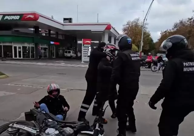 �Tackle policial! El momento en que un agente se arroja sobre una moto en fuga