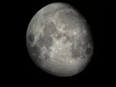 Una vista nocturna clara de la luna.