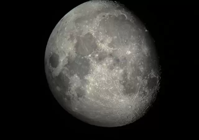 Una vista nocturna clara de la luna.