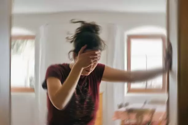 Mujer con dolor de cabeza.