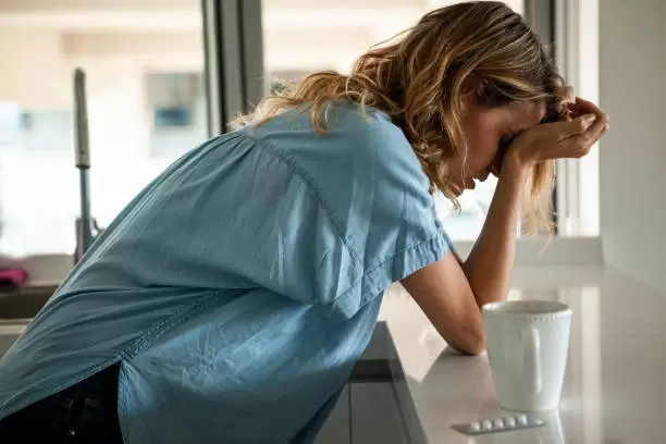 Mujer con dolor de cabeza.
