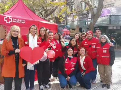 Los integrantes de la Cruz Roja filial Mendoza en la Peatonal/