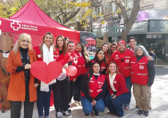 Los integrantes de la Cruz Roja filial Mendoza en la Peatonal/