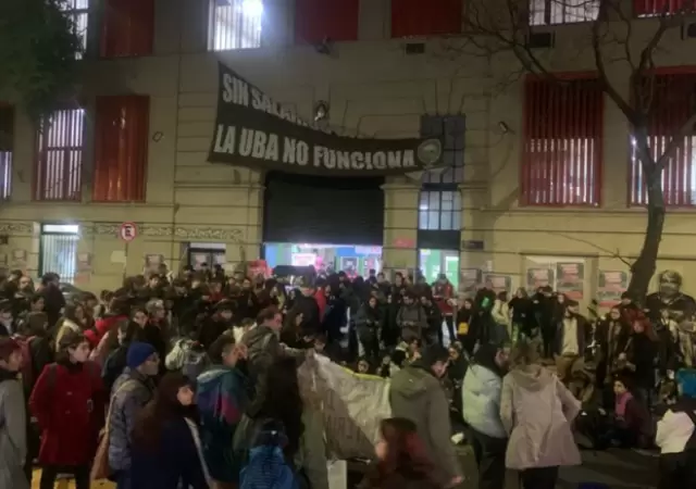 Distintas facultades de la UBA fueron tomadas por estudiantes que repudiaron la condena a CFK.