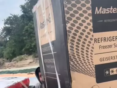 Las im�genes, que muestran incluso una heladera cruzando el agua, generaron indignaci�n en redes.
