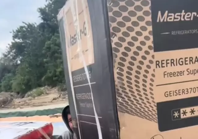 Las im�genes, que muestran incluso una heladera cruzando el agua, generaron indignaci�n en redes.
