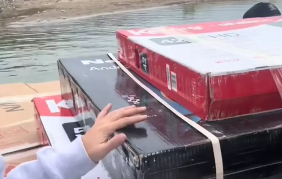 Se filmaban llevando electrodom�sticos por un r�o.