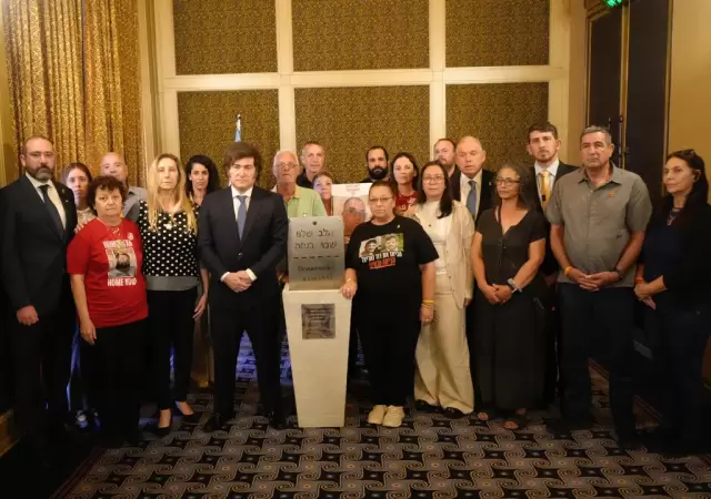 Milei en Israel con familiares de secuestrados por Hamas.