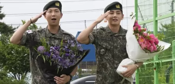 RM y V fueron dados de baja del ejército de Corea del Sur este martes.