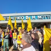 El Notti abraza al Garrahan: fuerte denuncia por salarios y crisis en salud p�blica
