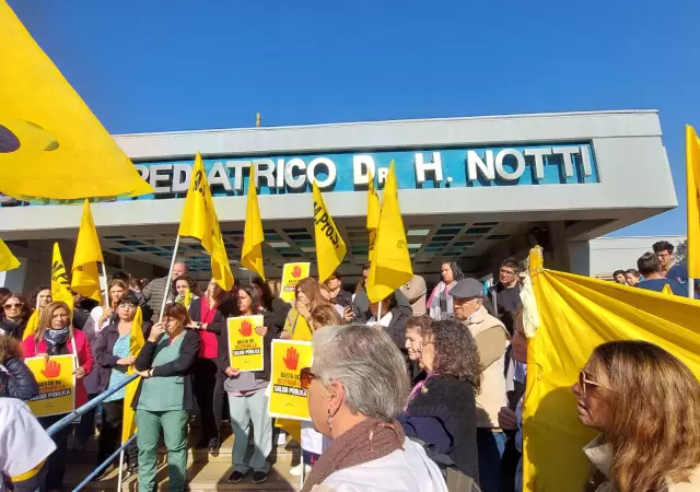 El Notti abraza al Garrahan: fuerte denuncia por salarios y crisis en salud p�blica