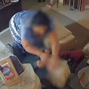 El video del brutal ataque de una pareja de delincuentes a una anciana