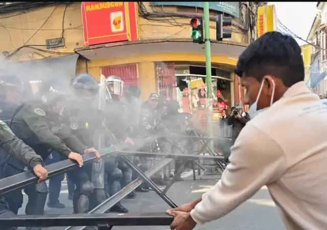 Evo Morales moviliza a sus seguidores para poner en jaque al gobierno de Luis Arce.