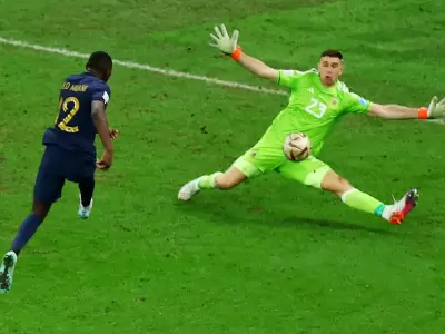 La atajada de Dibu Mart�nez al franc�s Kolo Muani en la final del Mundial de Qatar 2022.