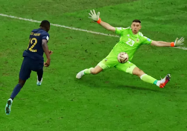 La atajada de Dibu Mart�nez al franc�s Kolo Muani en la final del Mundial de Qatar 2022.