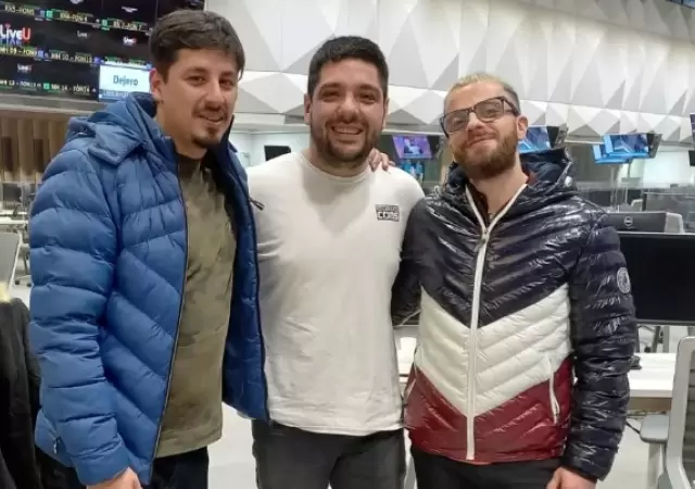 Martino (a la derecha), con colegas de los medios.