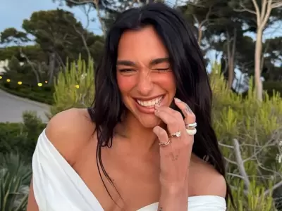 Dua Lipa confirm� su compromiso y en su mano luce su especial anillo.