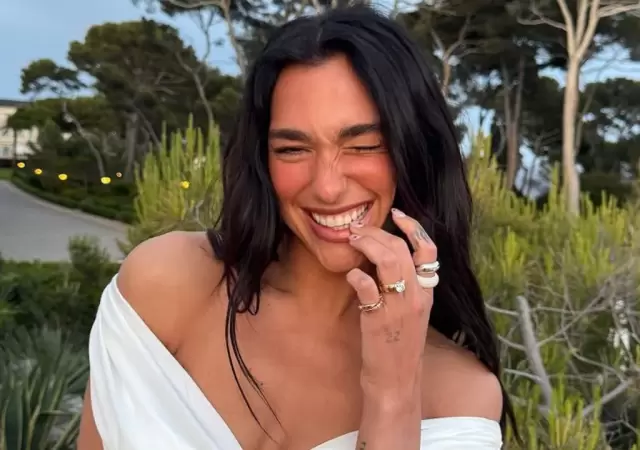 Dua Lipa confirm� su compromiso y en su mano luce su especial anillo.