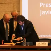 Manifestantes con banderas palestinas quisieron abordar a Javier Milei