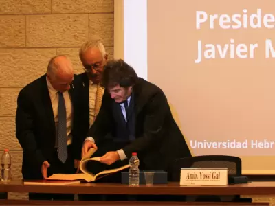 El presidente argentino casi fue alcanzado por protestantes a favor de Palestina.
