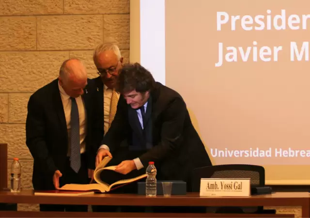 El presidente argentino casi fue alcanzado por protestantes a favor de Palestina.
