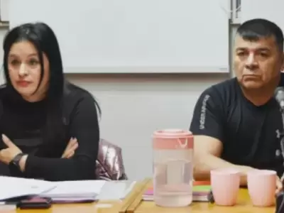 El imputado Oscar Ferreyra junto a su abogada en la audiencia de este lunes en Trelew.