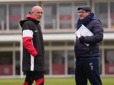 Daniel Oldr� y Alfredo Berti dialogan en la previa a los amistos.