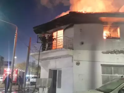 El voraz incendio consumi� la planta alta de una vivienda. (Foto: gentileza LM Neuqu�n)