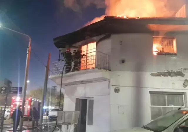 El voraz incendio consumi� la planta alta de una vivienda. (Foto: gentileza LM Neuqu�n)