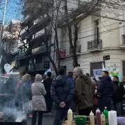 Desalojaron a militantes frente al departamento de Cristina Kirchner en Constitución