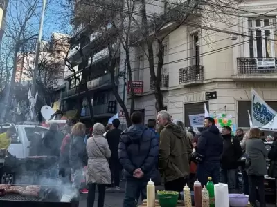 Acampe frente al departamento de Cristina.