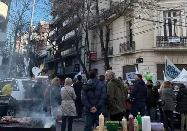 Acampe frente al departamento de Cristina.