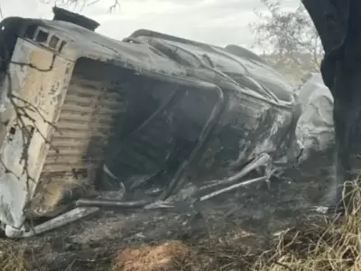 Luego de volcar la camioneta se prendi� fuego/ Fuente: El Liberal