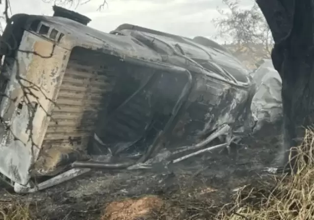 Luego de volcar la camioneta se prendi� fuego/ Fuente: El Liberal