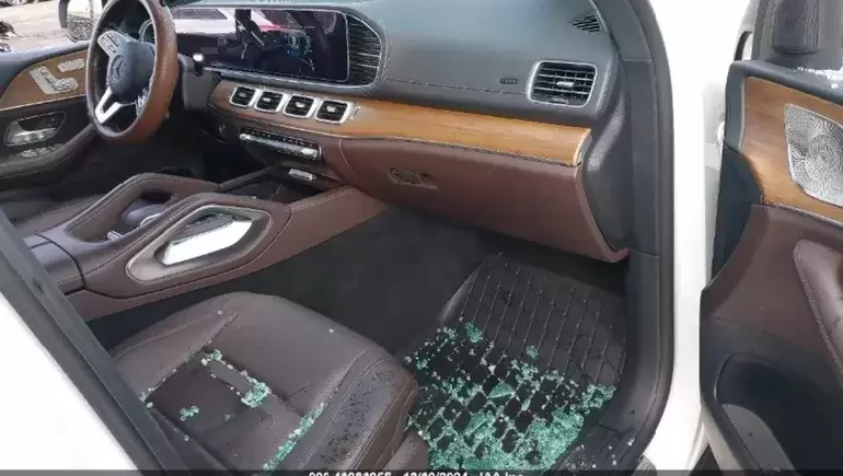 SUV destruida.