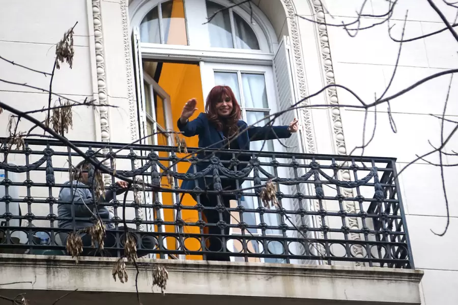 Cristina Fernández en el balcón de su domicilio, donde cumple su condena.