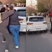"�Le tiraste el auto encima!": el video viral de una feroz pelea entre una pareja y ciclistas