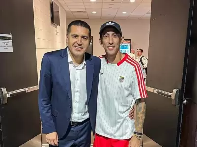 El presidente de Boca Juan Rom�n Riquelme se reencontr� con �ngel Di Mar�a luego del partido entre Boca y Benfica/ Fuente: TyC Sports