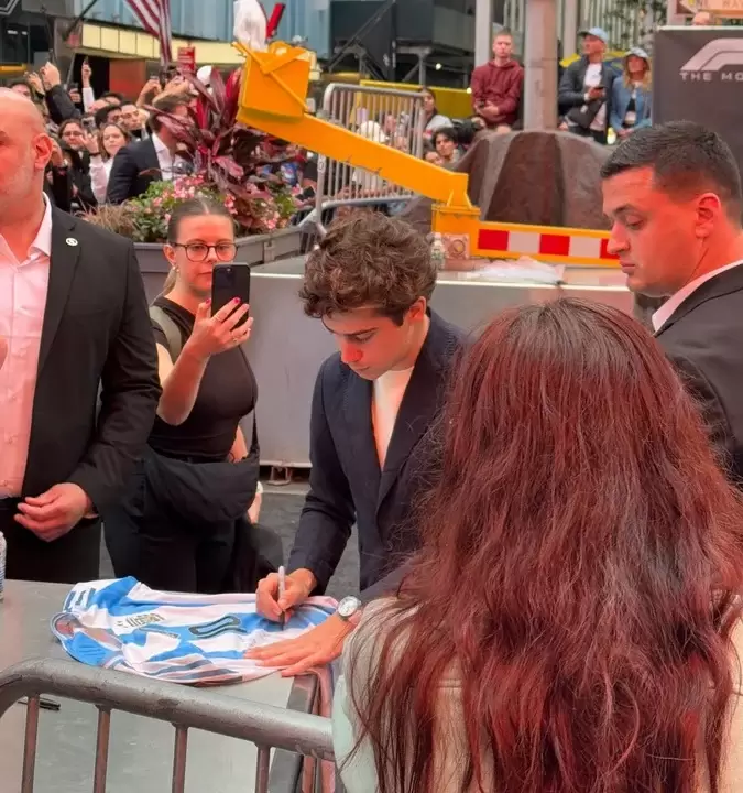 Firmando camisetas en Nueva York.