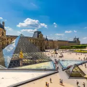 Protestas por calor extremo y falta de personal cierran el museo del Louvre