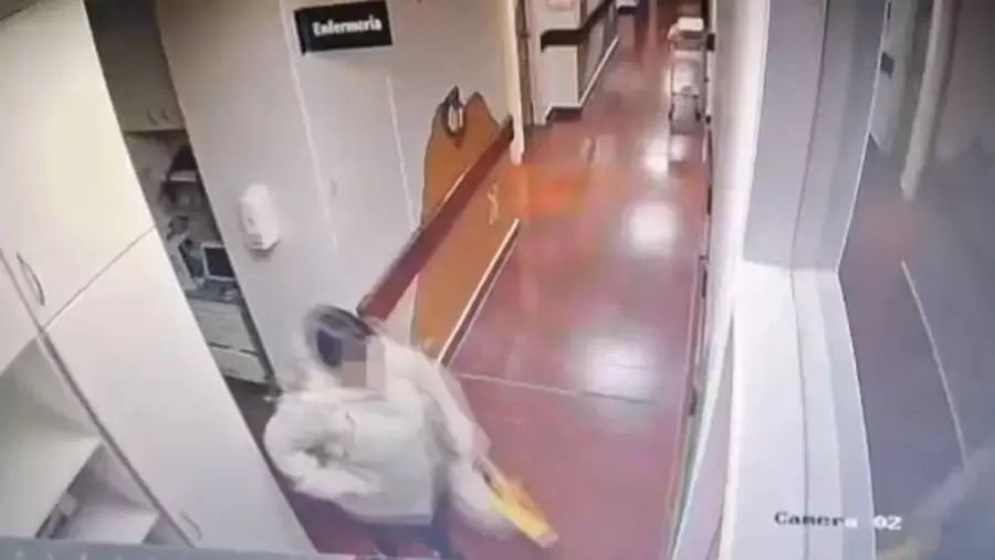 El momento en que mujer grada el celular en su bolsillo. (Imagen tomada de una c�mara)