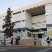El video del brutal ataque de una madre a una docente en plena clase