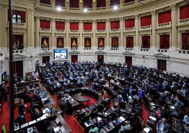 Procuran una ley que regule los DNU