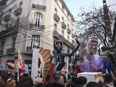 El balc�n de Cristina y los militantes en la calle.