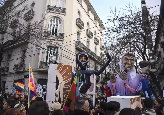 El balc�n de Cristina y los militantes en la calle.