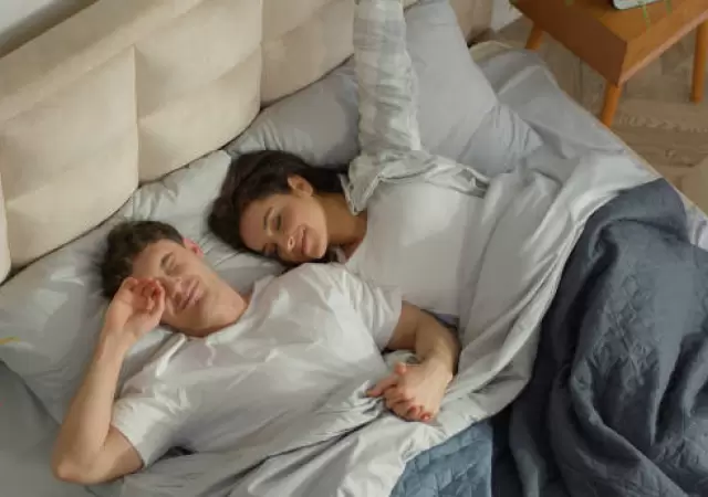 Beneficios de dormir en pareja.