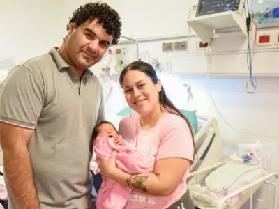 Los padres con la beb� reci�n nacida.