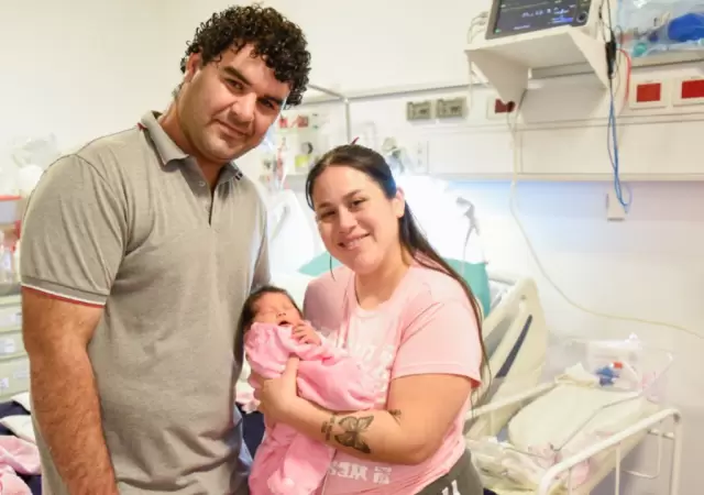 Los padres con la beb� reci�n nacida.